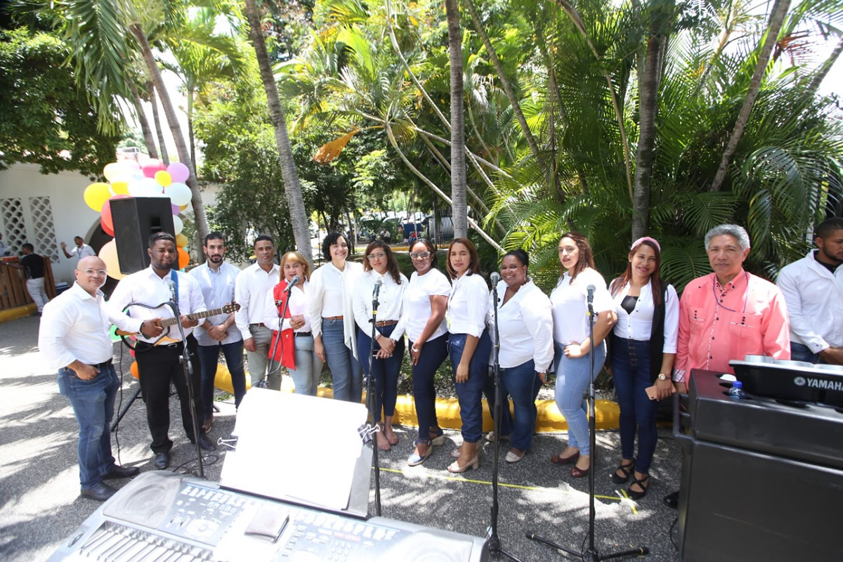 Integrantes del coro de la institución