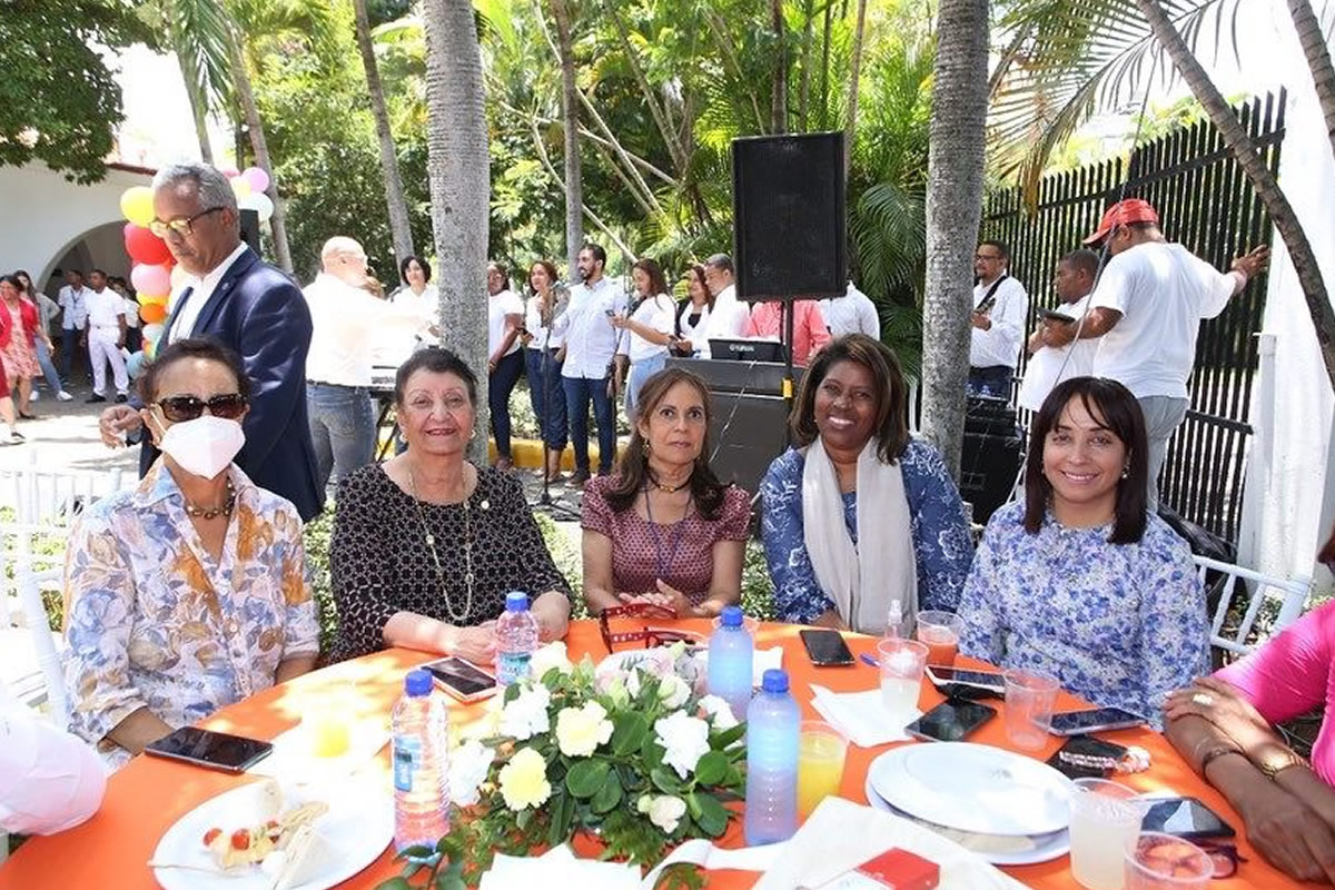 Besaida Manola Santana de Báez, directora ejecutiva de INAIPI, junto a colaboradoras en el emotivo almuerzo día de las madres