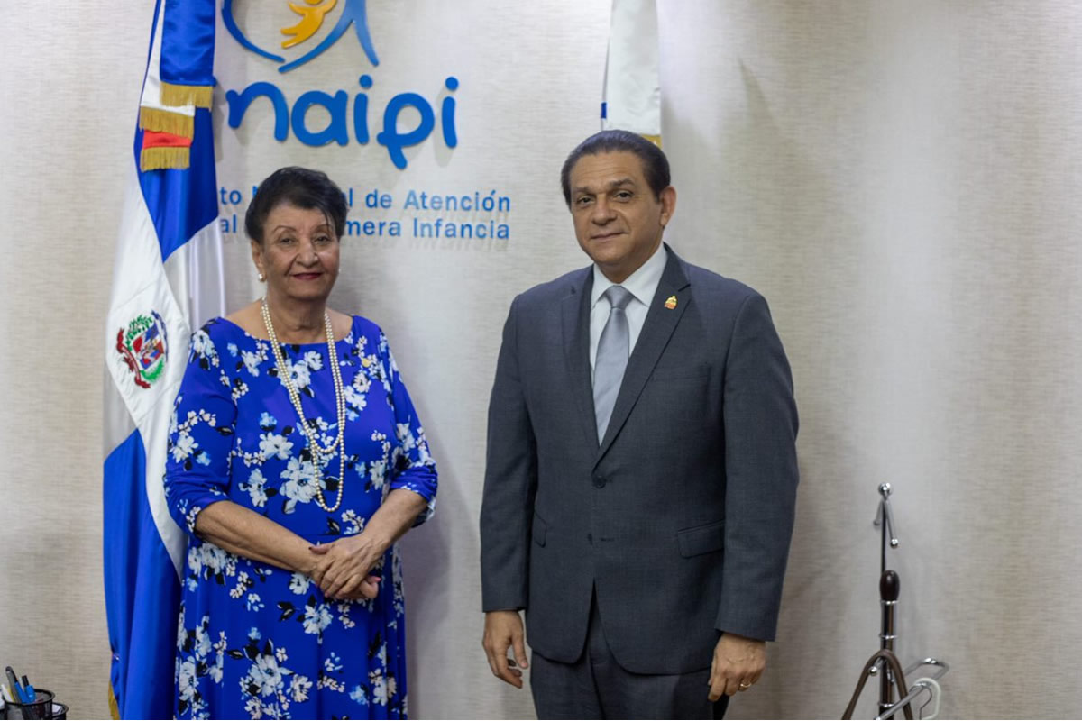 Daniel Rivera, ministro de Salud Pública junto a Besaida Manola Santana de Báez, directora ejecutiva del INAIPI 