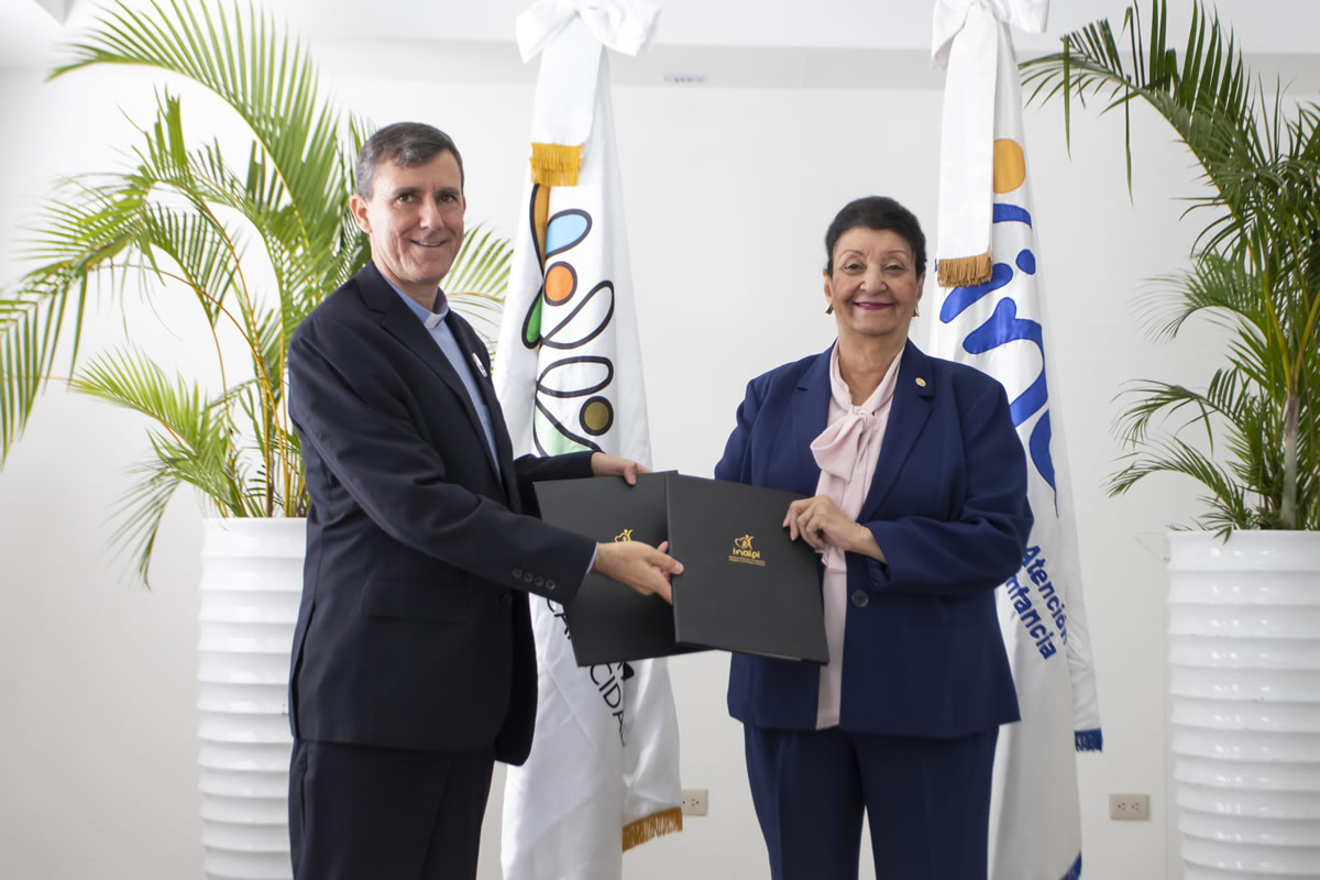 Padre jesuita Jorge William Hernández Díaz, Presidente del Consejo Directivo del CAID y  Besaida Manola Santana de Báez, directora ejecutiva del Inaipi