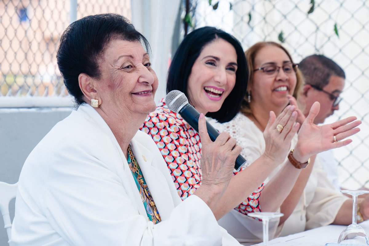 Besaida Santana, Directora ejecutiva del Inaipi junto a la Primera Dama, Raquel Arbaje 