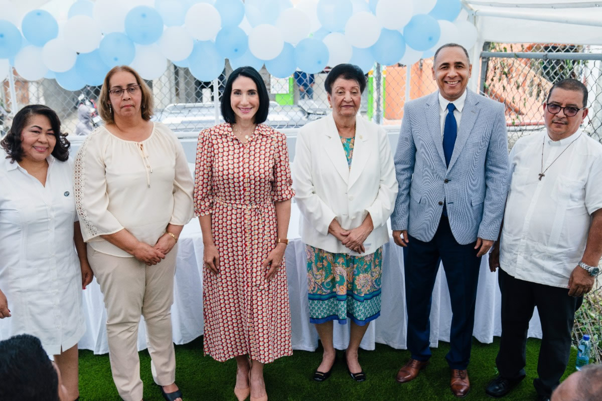Marisela Mesa, vicealcaldesa San Cristóbal: Pura Casilla, Gobernadora San Cristóbal; la primera dama  Raquel Arbaje, presidenta del Gabinete de Niñez y Adolescencia;  Besaida Santana, Directora ejecutiva del Inaipi; Nelson Arroyo, Presidente del Indotel y el Padre Carlos Luis Montoya 