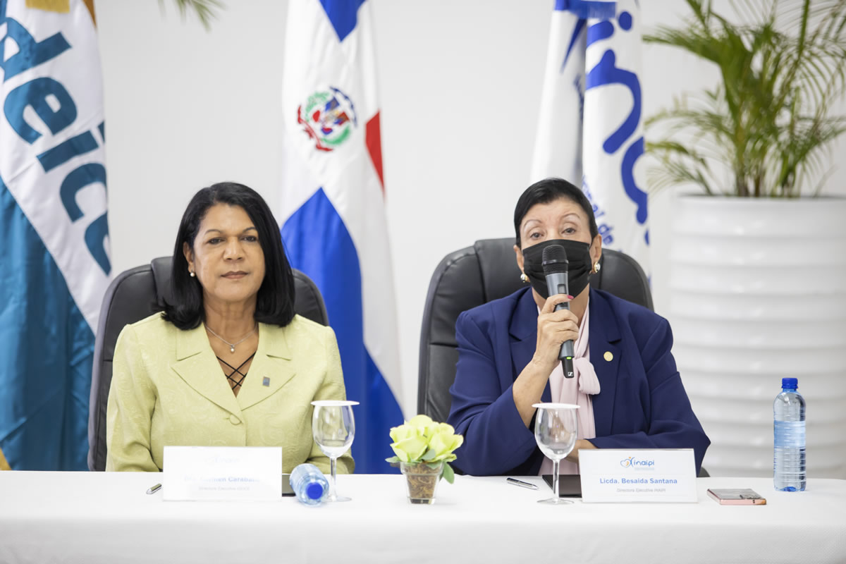 Carmen Caraballo, directora ejecutiva del Instituto Dominicano de Evaluación e Investigación de la Calidad Educativa y Besaida Manola Santana de Báez, directora ejecutiva del Inaipi