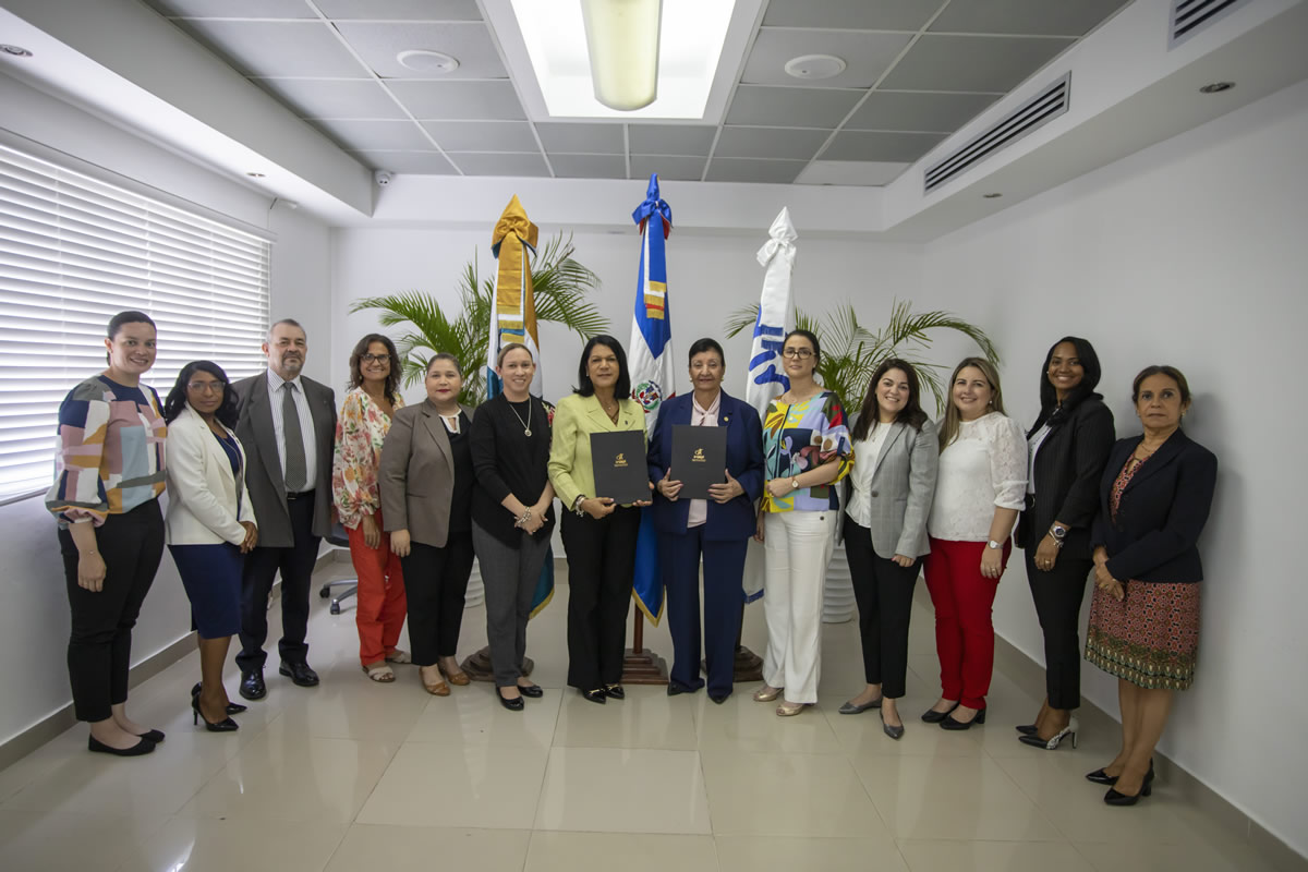 Colaboradores asistentes de ambas instituciones junto a las directoras ejecutivas Carmen Caraballo, por el IDEICE y Besaida Manola Santana de Báez, del Inaipi 