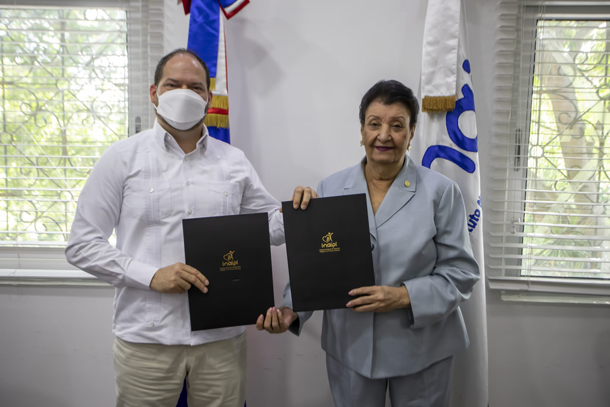 Reynaldo Méndez Sánchez, director general de COORAMOCA  y Besaida Manola Santana de Báez, directora ejecutiva del Inaipi 