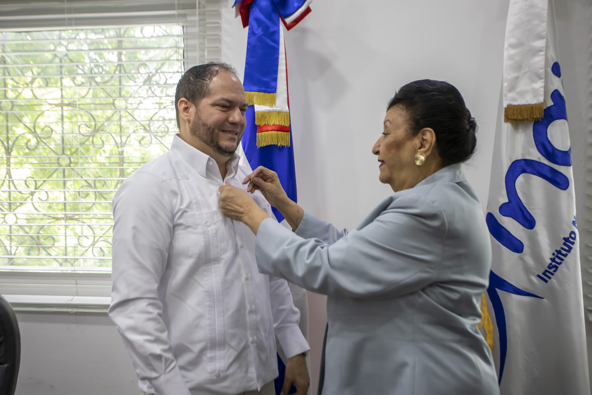 Reynaldo Méndez Sánchez, director general de COORAMOCA  y Besaida Manola Santana de Báez, directora ejecutiva del Inaipi