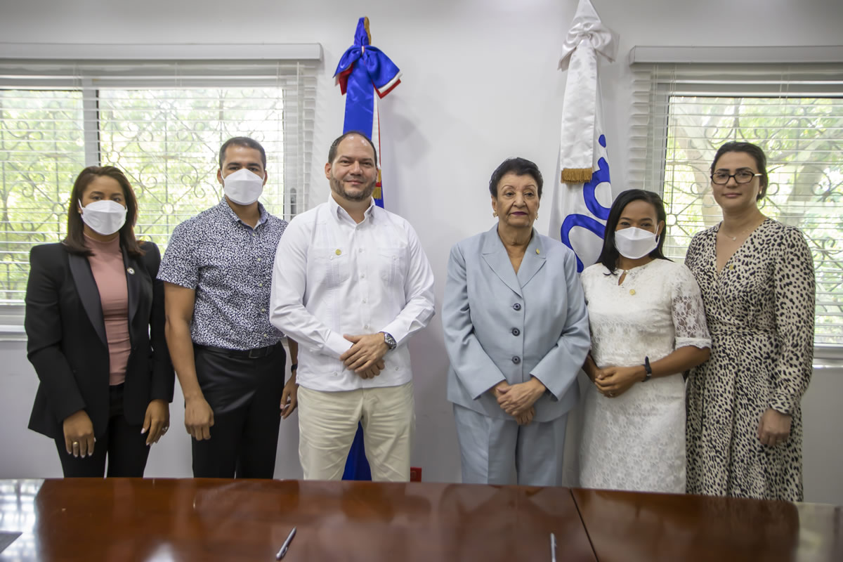 Reynaldo Méndez Sánchez, director general de COORAMOCA  y Besaida Manola Santana de Báez, directora ejecutiva del Inaipi junto a colaboradores de ambas instituciones