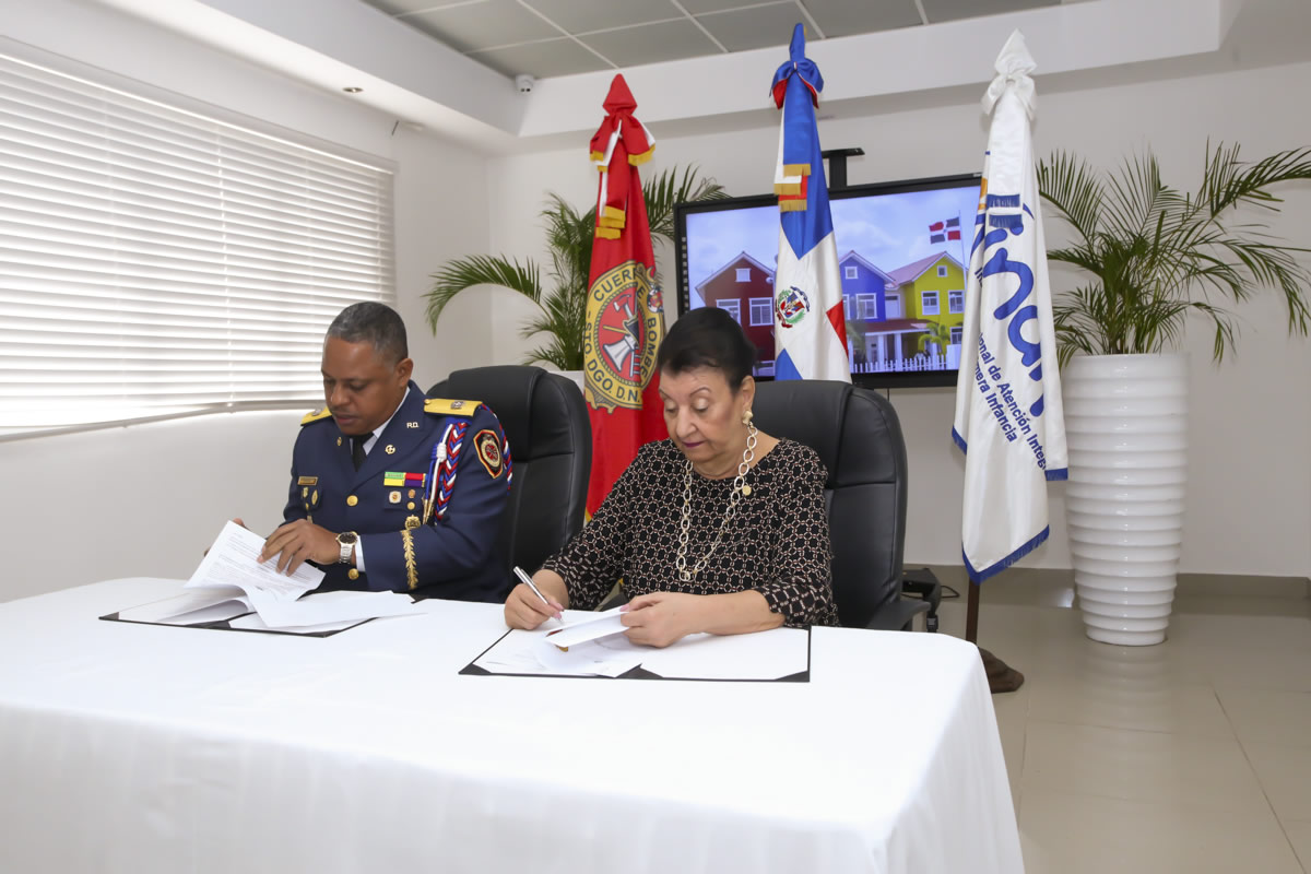 saida Manola Santana de Báez, directora ejecutiva del Inaipi y el general de brigada José Luis Frómeta Herasme firman acuerdo