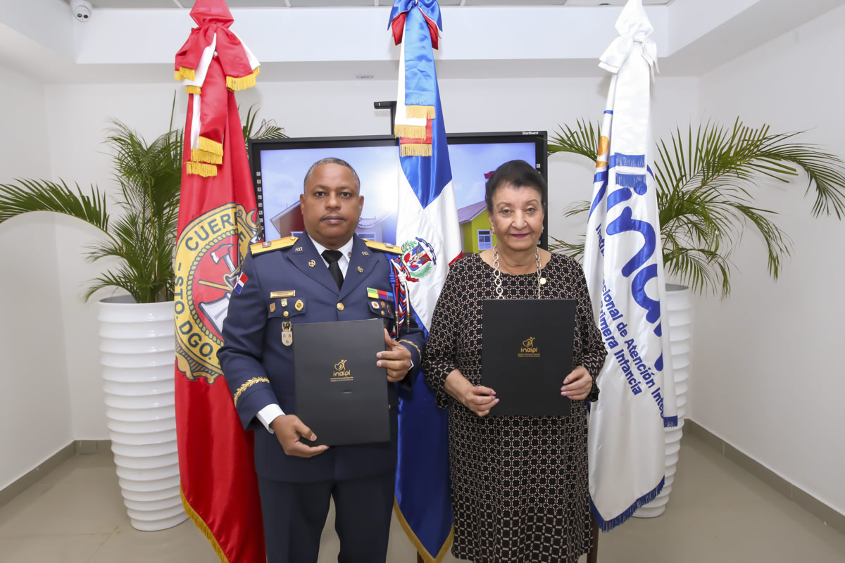 José Luis Frómeta Herasme, Intendente General del CBDN y Besaida Manola Santana de Báez, directora ejecutiva del Inaipi