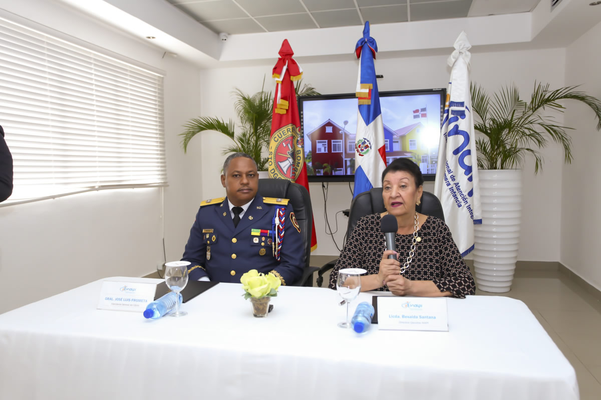 José Luis Frómeta Herasme, Intendente General del CBDN y Besaida Manola Santana de Báez, directora ejecutiva del Inaipi
