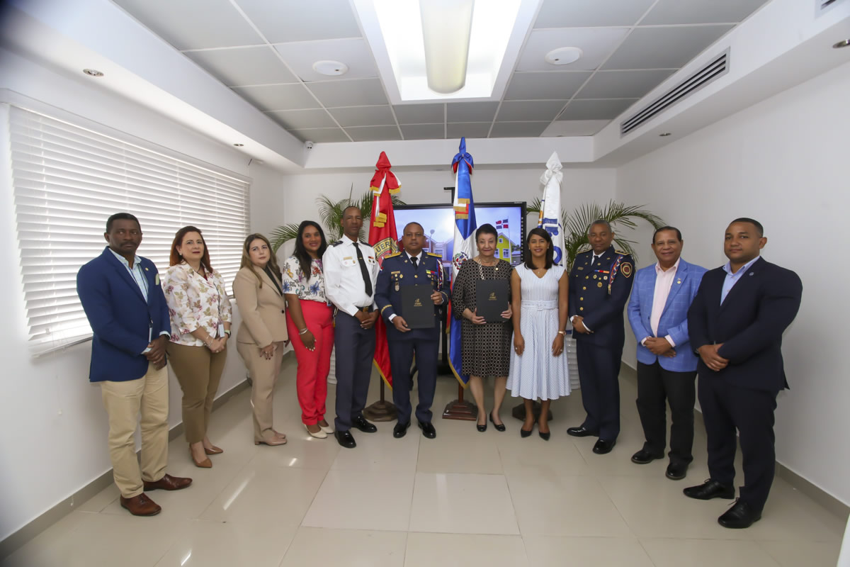 José Luis Frómeta Herasme, Intendente General del CBDN y Besaida Manola Santana de Báez, directora ejecutiva del Inaipi junto a colaboradores de ambas instituciones