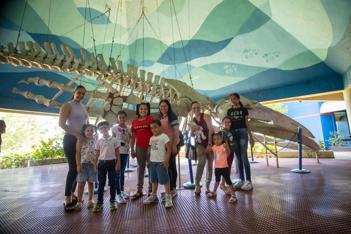 Madres con sus hijos en Mi verano en familia en el Acuario Nacional