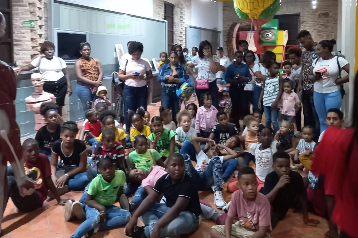 Parte de las familias asistentes de la actividad Mi verano en familia en el Acuario Nacional