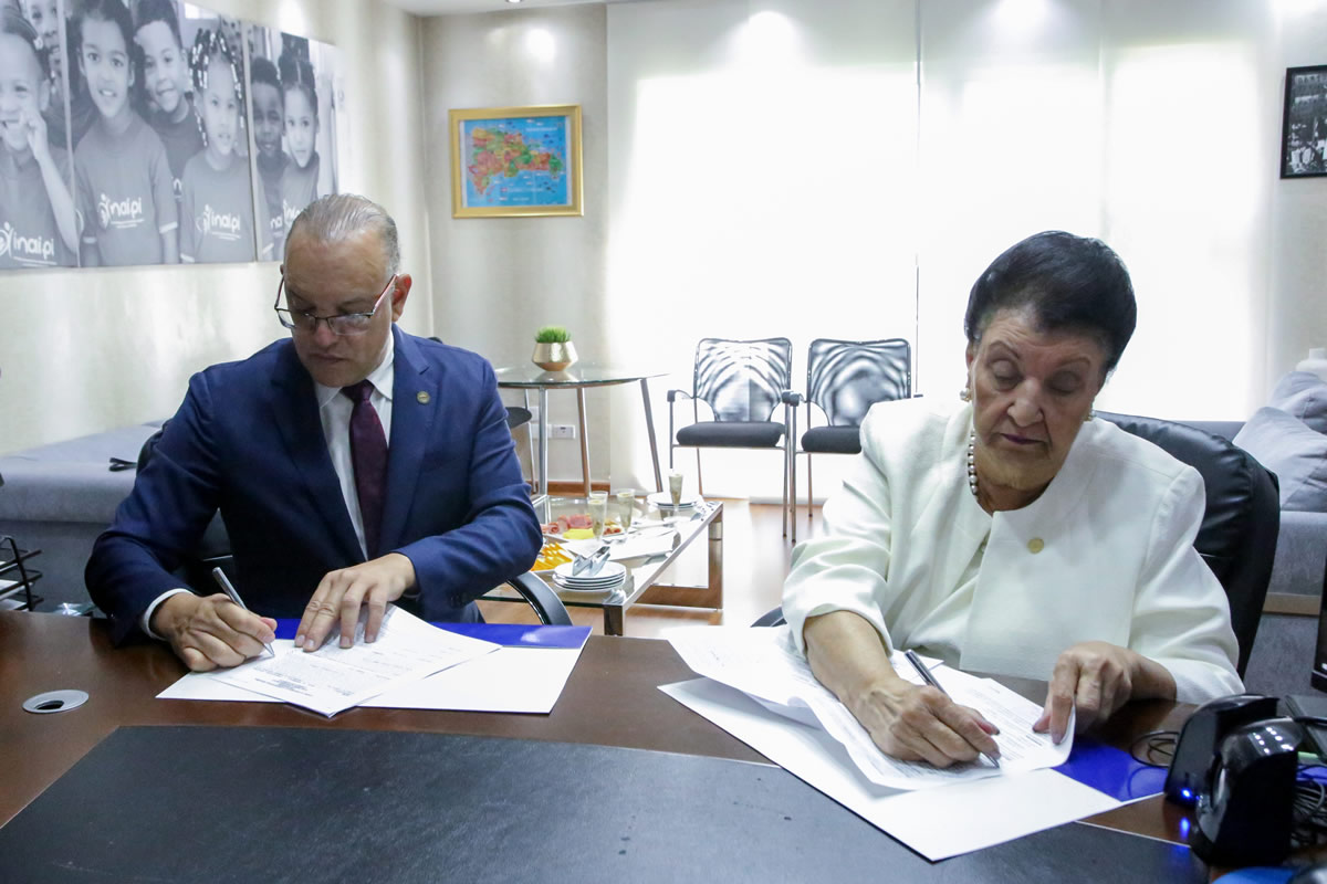 Ulises Rodríguez, director general de Proindustria y Besaida Manola Santana de Báez, directora ejecutiva del Inaipi