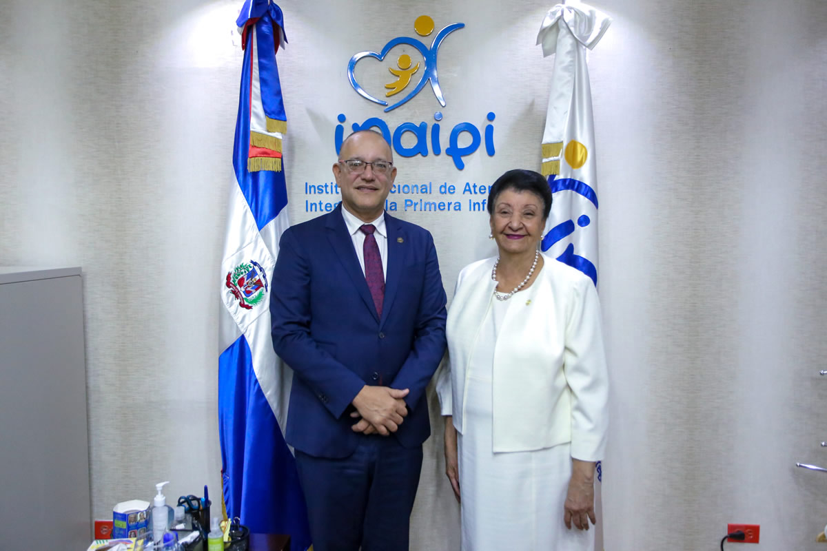 Ulises Rodríguez, director general de Proindustria y Besaida Manola Santana de Báez, directora ejecutiva del Inaipi