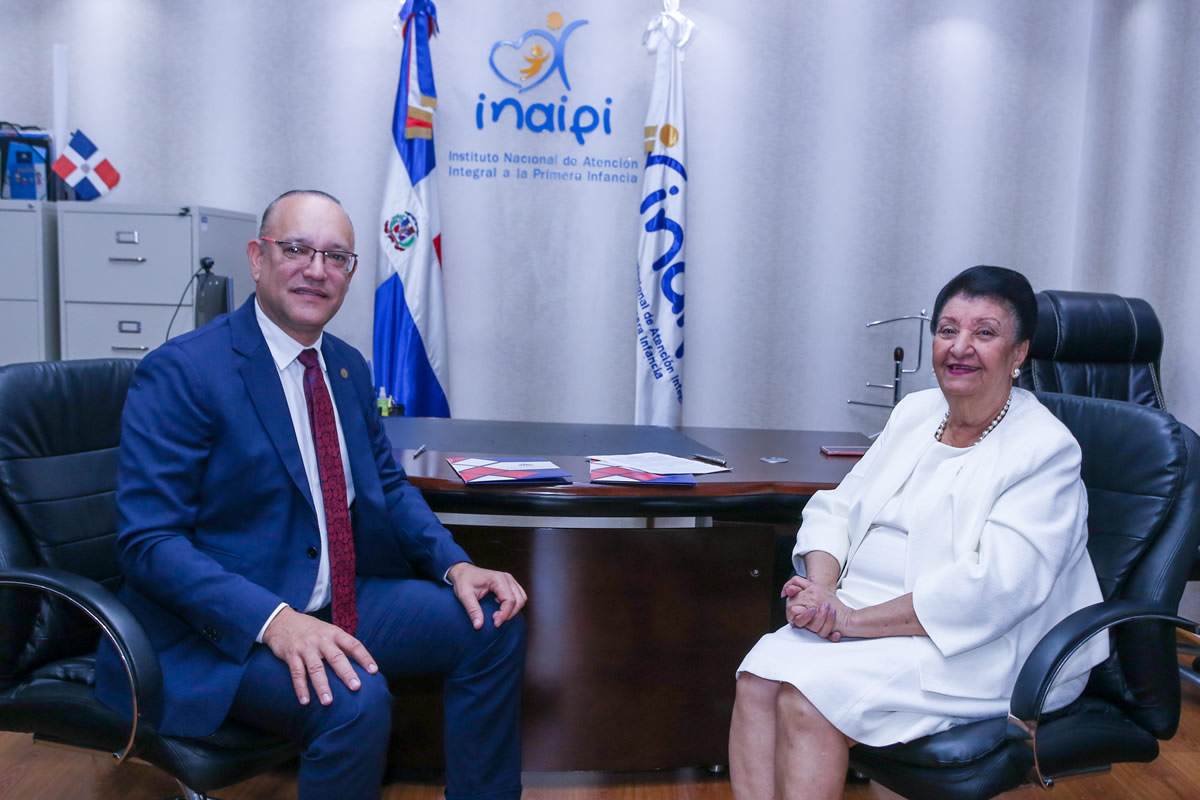 Ulises Rodríguez, director general de Proindustria y Besaida Manola Santana de Báez, directora ejecutiva del Inaipi