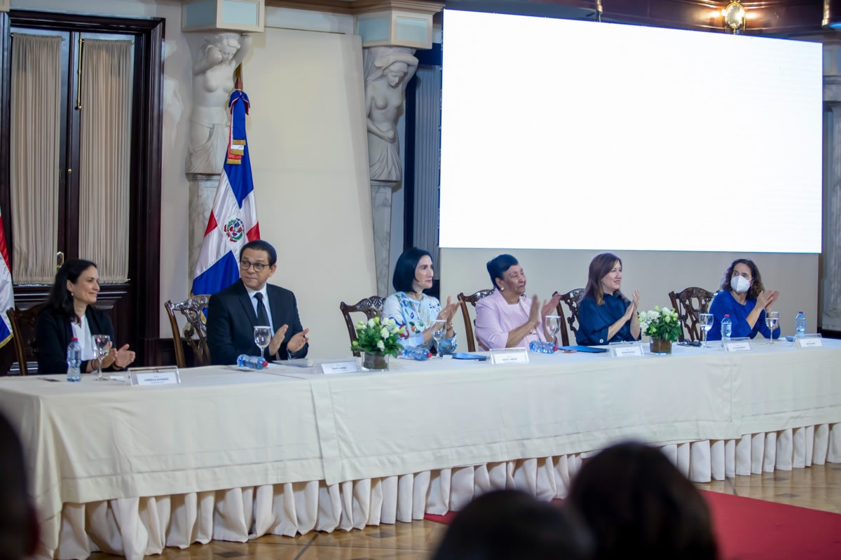 la primera dama Raquel Arbaje, el ministro de Salud, doctor Daniel Rivera; la directora ejecutiva del Inaipi Besaida Manola Santana de Báez, la representante residente de la OEI en República, Gabriela Alvarado, Dominicana Catalina Andújar; Gabriela Alvarado, representante del PMA y la representante de Unicef en el país Rosa Elcarte presentan campaña