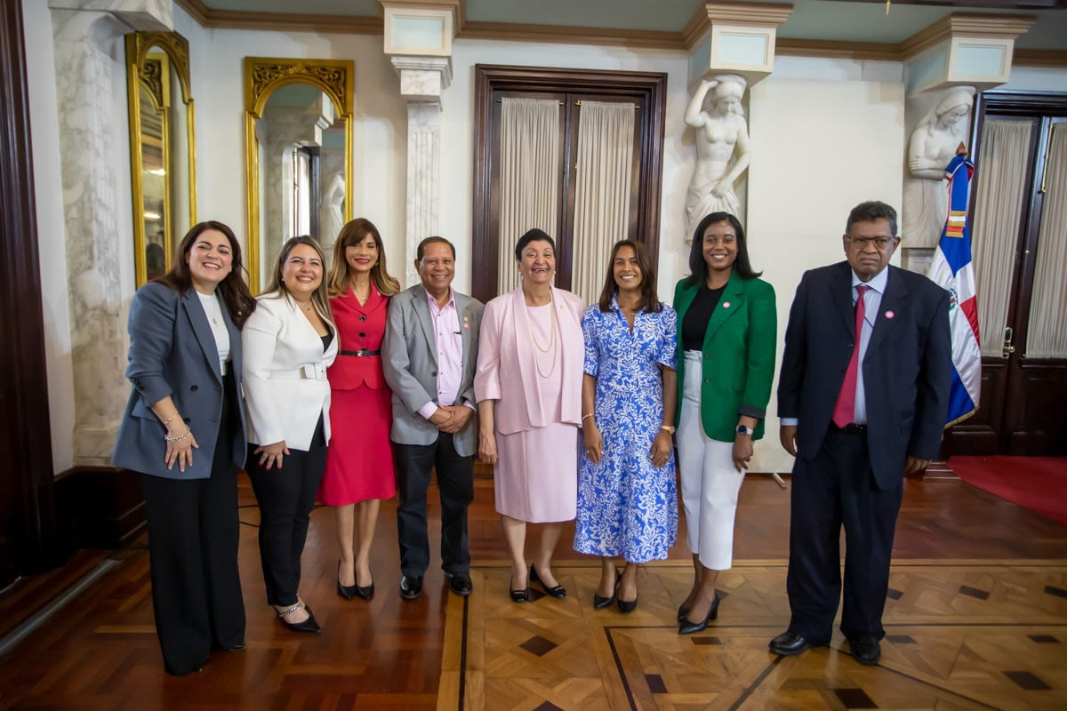 Besaida Manola Santana de Báez, directora ejecutiva del Inaipi junto a colaboradores de la institucion