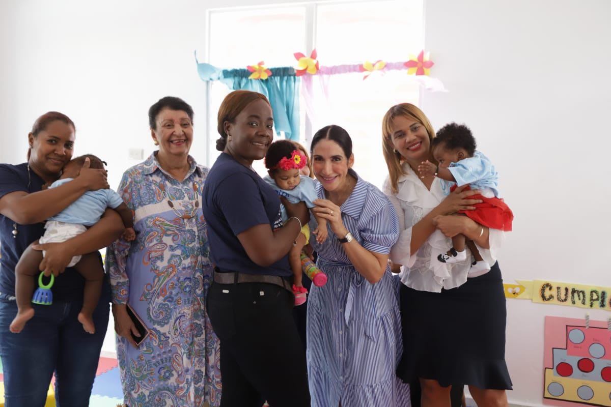 La primera dama, Raquel Arbaje y la directora ejecutiva del Inaipi, Besaida Manola Santana de Báez, junto a familias en el nuevo Centro