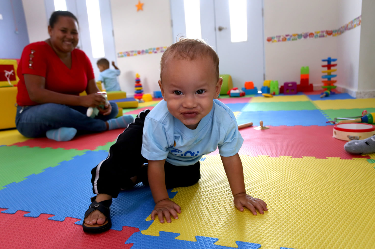 Colaboradora comparte junto a los niños del Centro