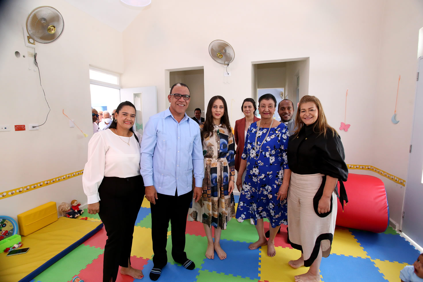 Besaida Manola Santana de Báez, directora ejecutiva del INAIPI junto a Josefa Oliva Castillo, obernadora de la provincia San José de Ocoa y otras personalidades en el acto de apertura  