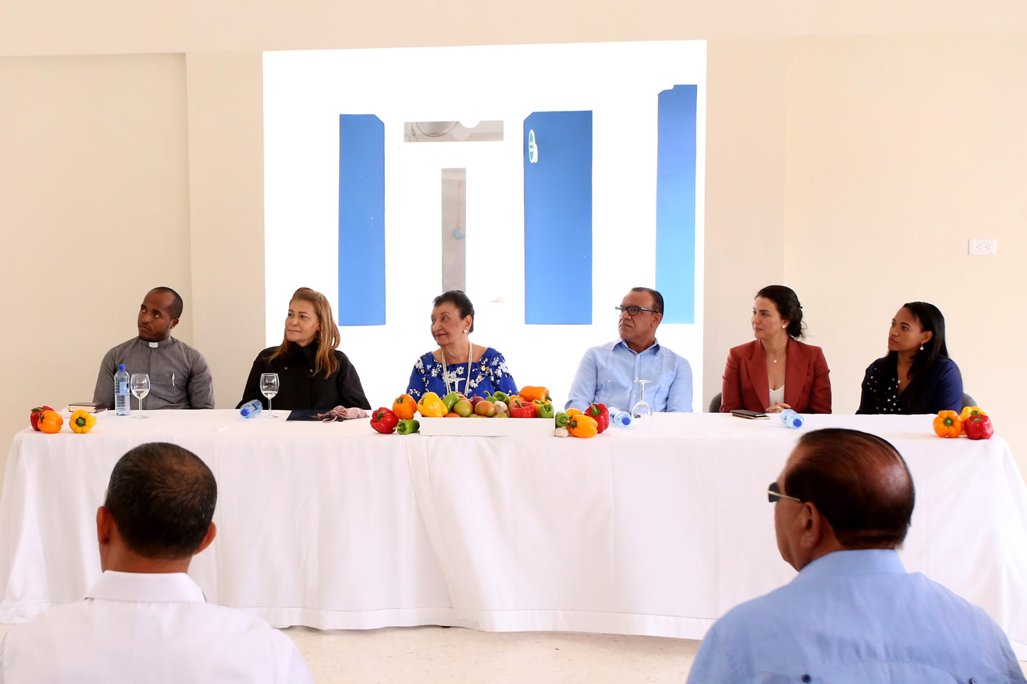 Besaida Manola Santana de Báez, directora ejecutiva del INAIPI, Josefa Oliva Castillo, gobernadora de la provincia San José de Ocoa, junto a otras personalidades