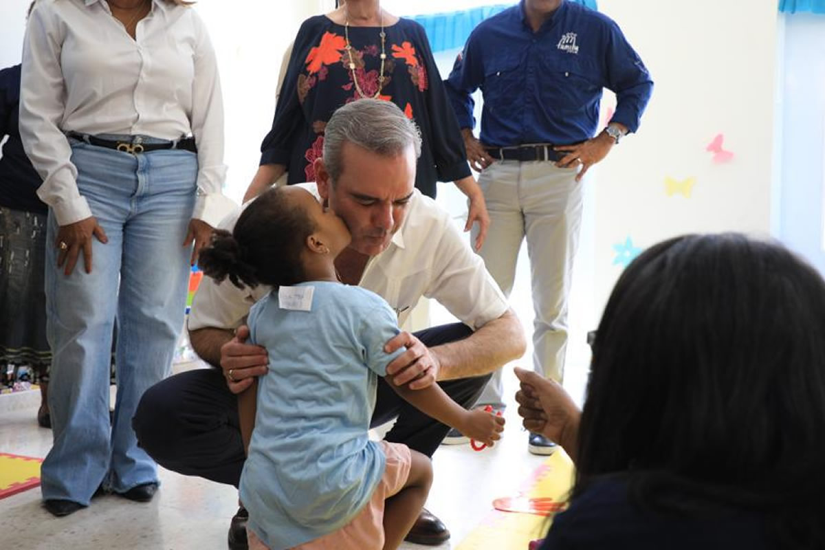 El presiente Luis Abinader comparte con los niños del Centro