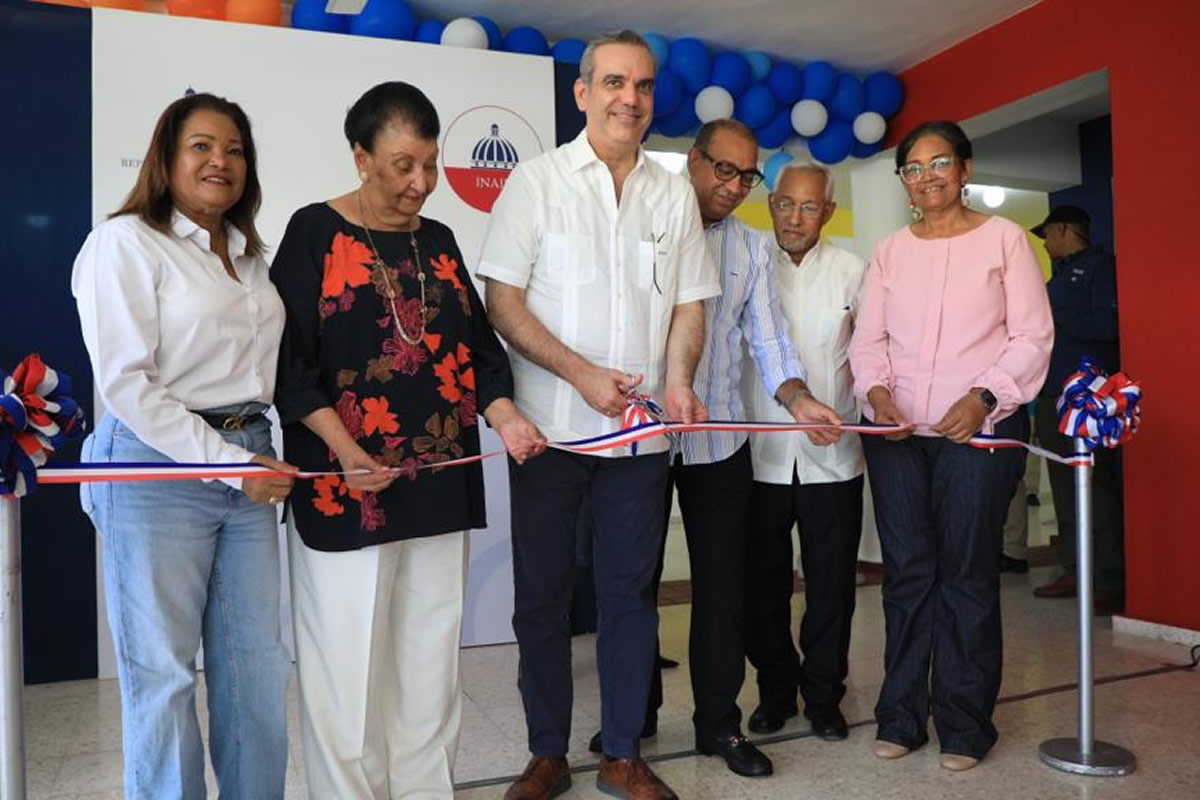 El presiente Luis Abinader, junto a la directora ejecutiva del Instituto Nacional de Atención Integral a la Primera Infancia (Inaipi) Besaida Manola Santana de Báez y los ministros de la Presidencia Joel Santos, Obras Pública y Educación, Deligne Ascensión y Ángel Hernández, encabezaron la inauguración del nuevo Caipi Lebroncito, en Pedro Brand.