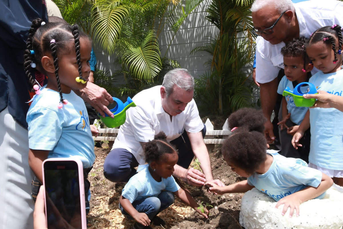 El presiente Luis Abinader comparte con los niños del Centro