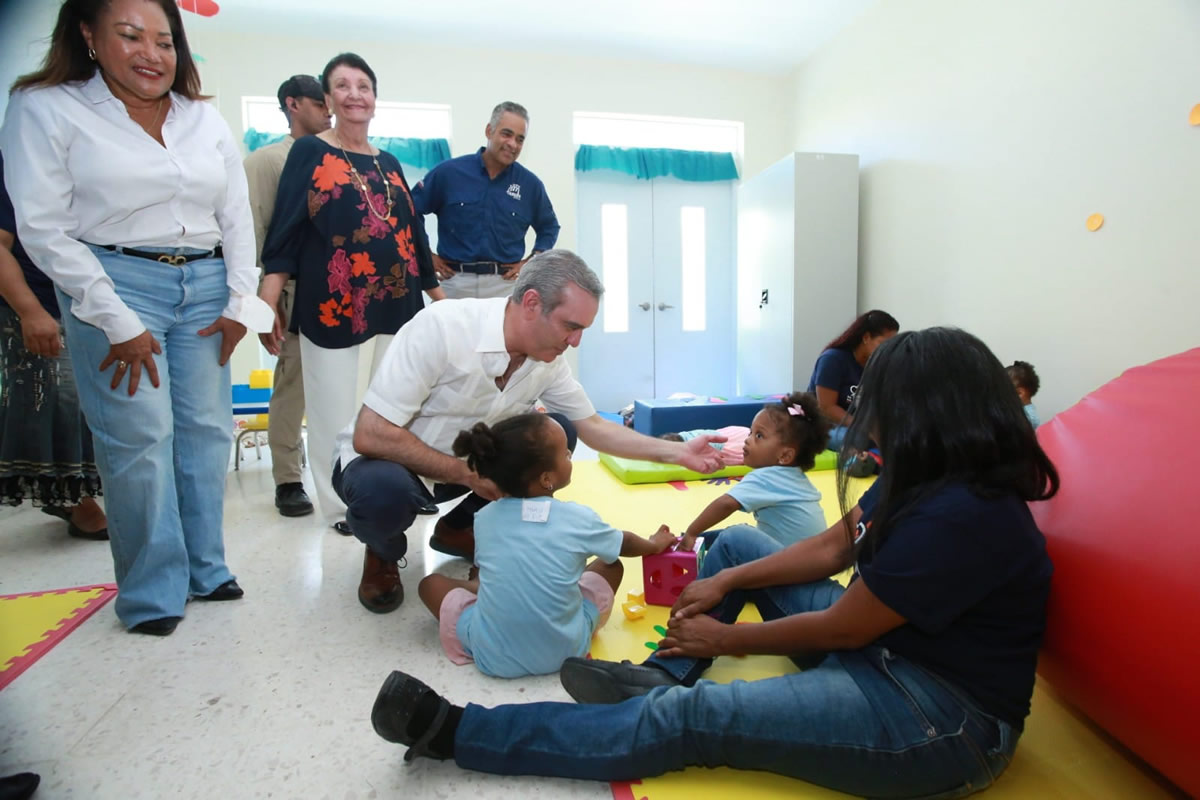 El presiente Luis Abinader comparte con los niños del Centro