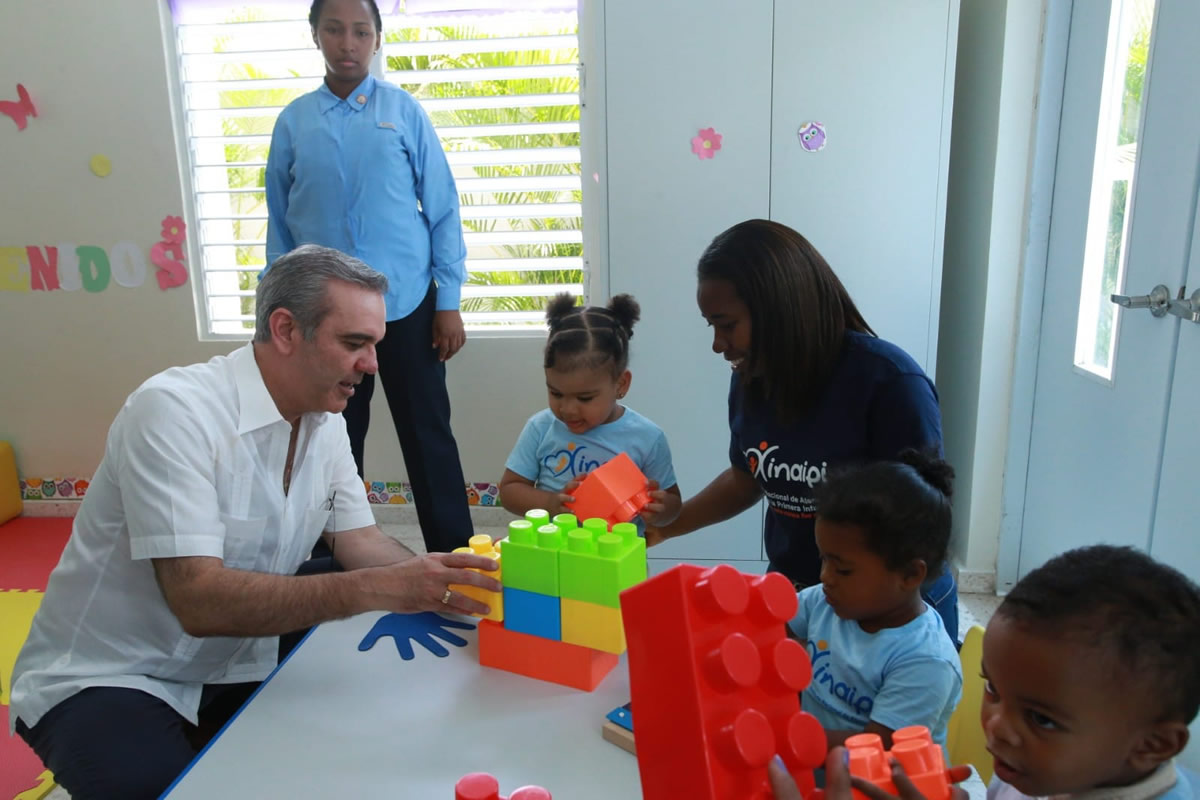 El presiente Luis Abinader comparte con los niños del Centro