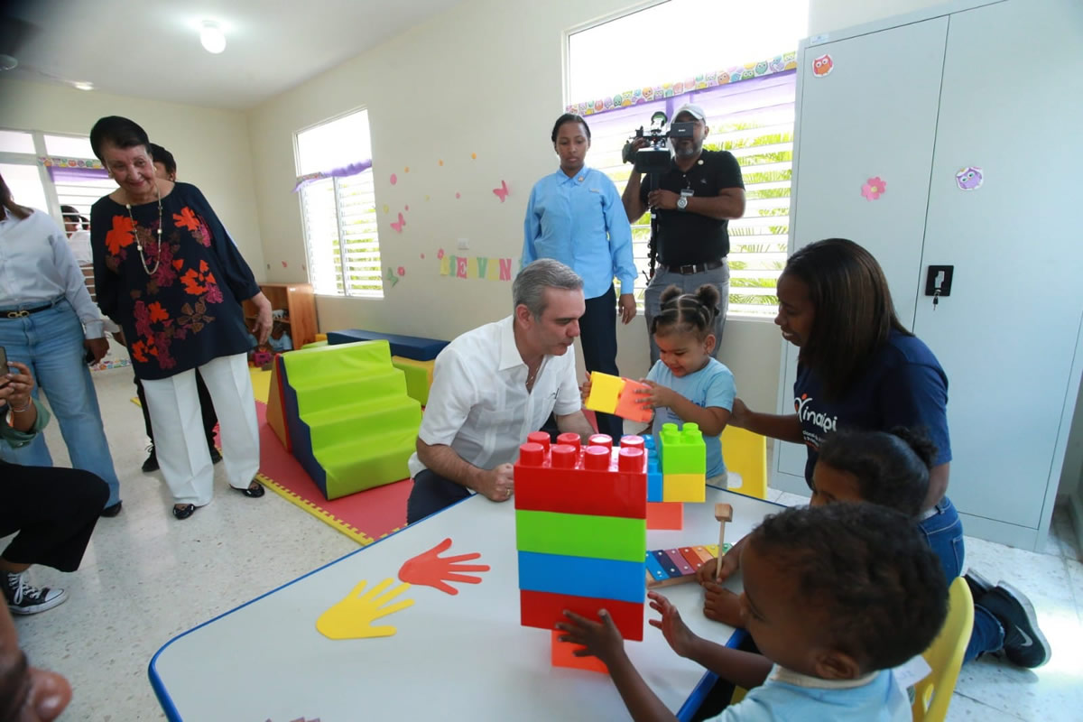 El presiente Luis Abinader comparte con los niños del Centro