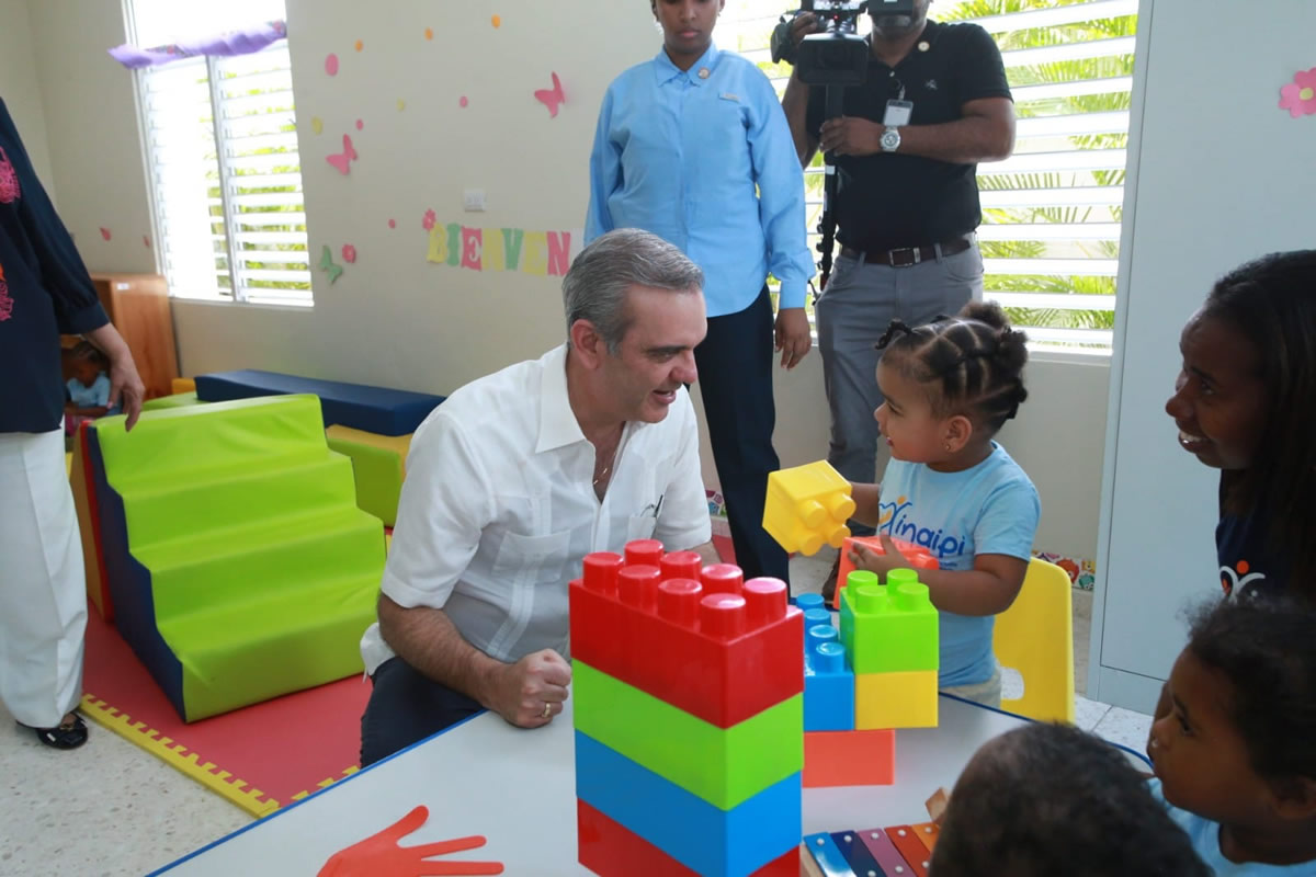 El presiente Luis Abinader comparte con los niños del Centro