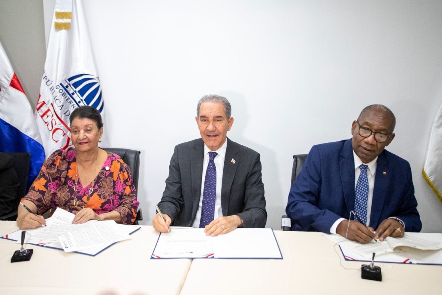 Franklin García Fermín, director de la MESCYT, Besaida Manola Santana,directora ejecutiva Inaipi y Editrudis Beltrán, rector de la UASD firman el convenio