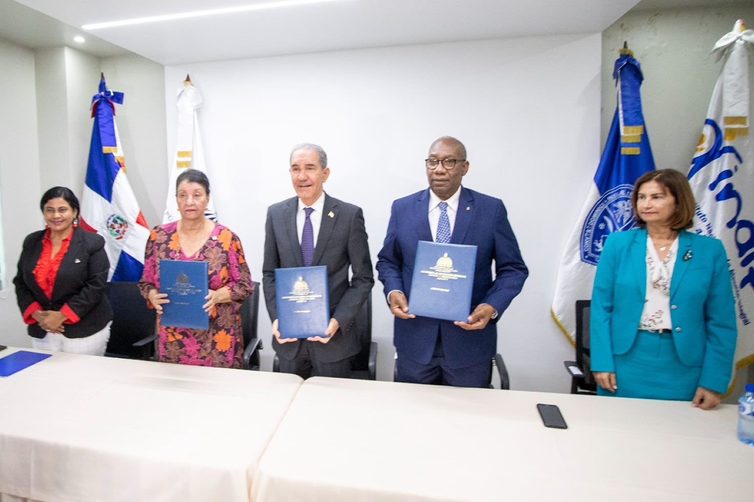 Franklin García Fermín, director de la MESCYT, Besaida Manola Santana,directora ejecutiva Inaipi y Editrudis Beltrán, rector de la UASD muestran convenio