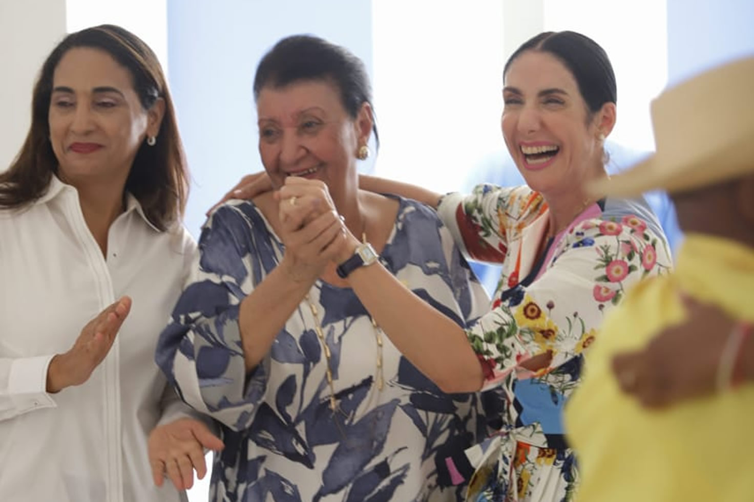 Besaida Manola Santana de Báez, directora ejecutiva del INAIPI junto a Raquel Arbaje, Primera dama y presidenta del Gabinete de Niñez y Adolescencia