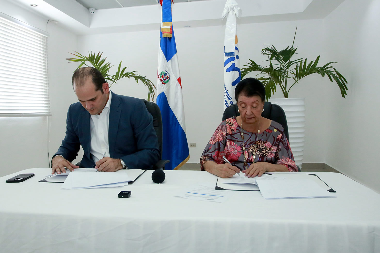 Adolfo Pérez, director de PROMESE/CAL y Besaida Manola Santana, director de PROMESE/CAL firman acuerdo