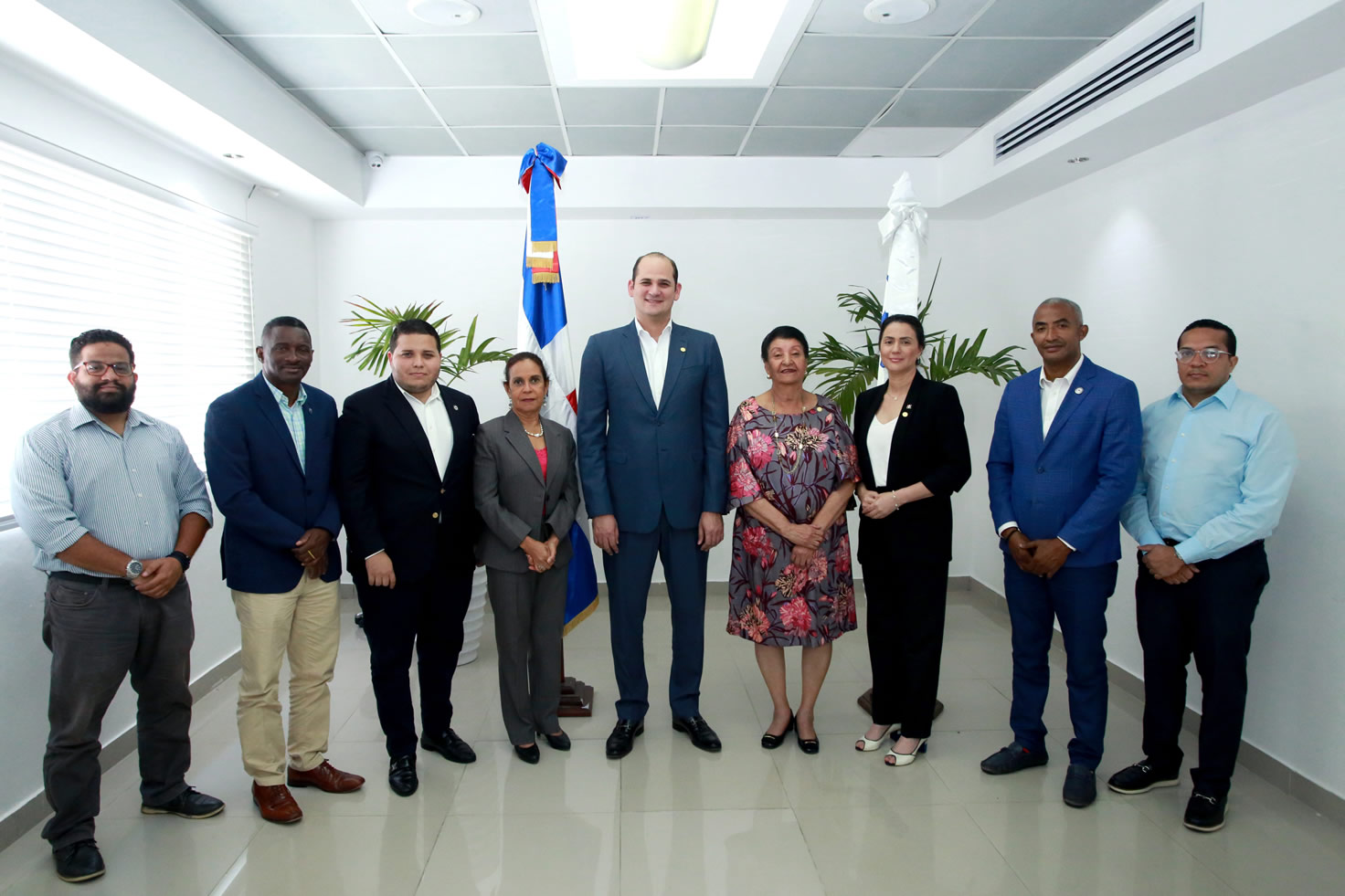 Adolfo Pérez, director de PROMESE/CAL y Besaida Manola Santana, directora ejecutiva del Inaipi junto a colaboradores de ambas instituciones