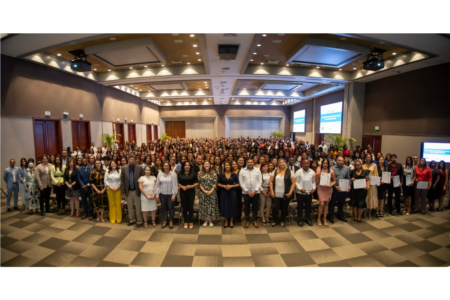 Panorámica de los asistentes en la entrega de certificados del Diplomado en Atención Integral a la Primera Infancia
