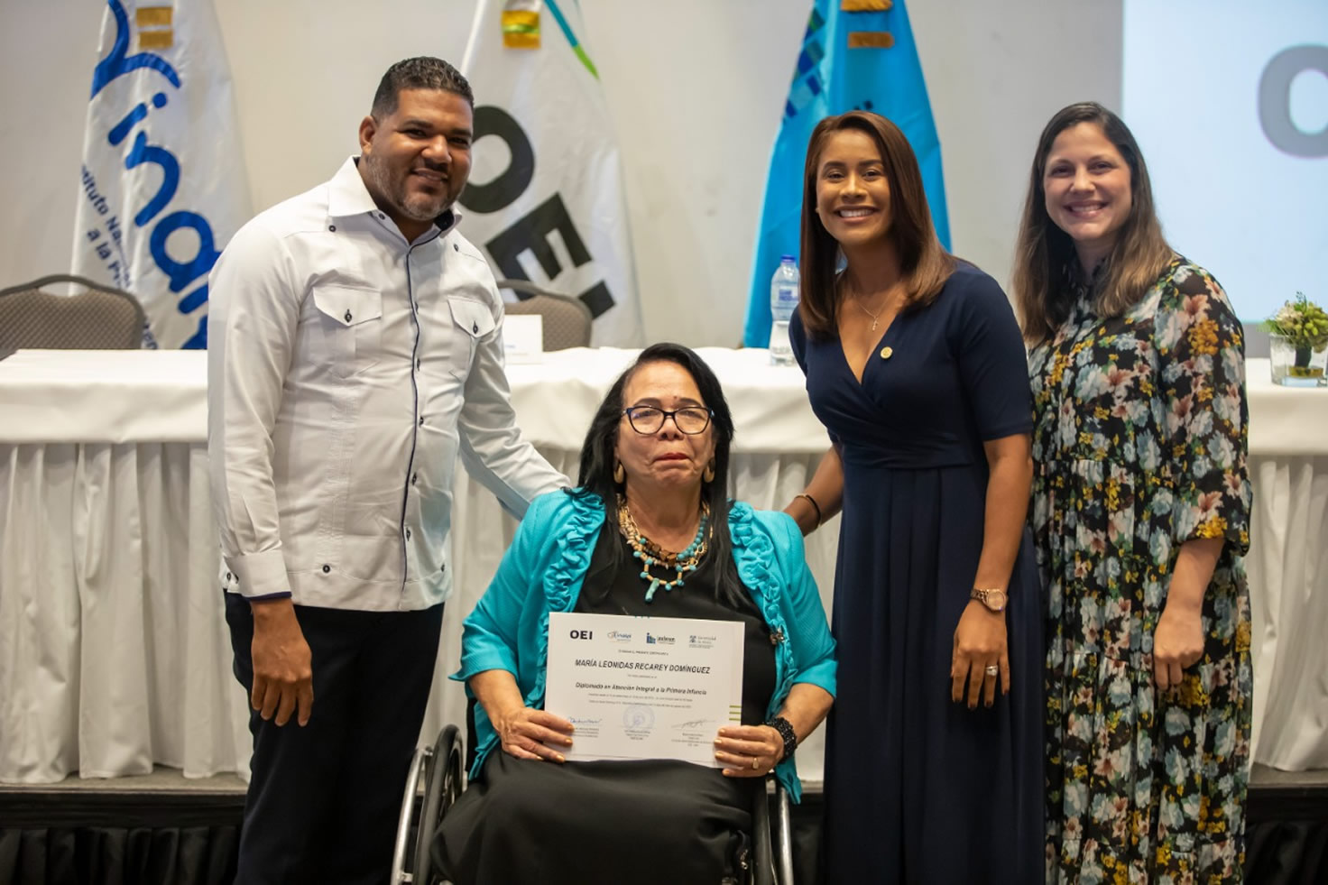 Una de las participantes recibe su certificado
