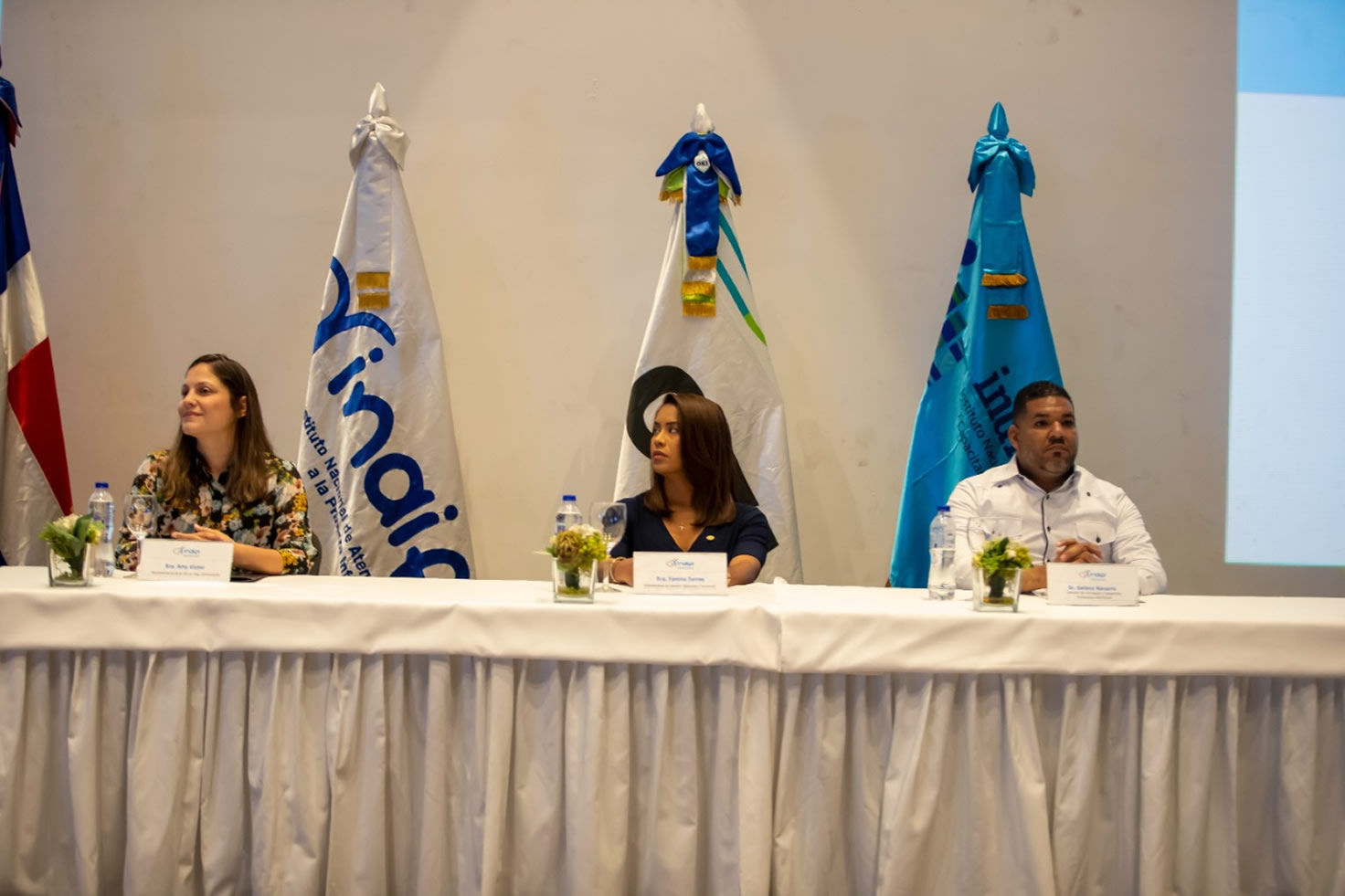 Amy Víctor, especialista en Educación, representante de la OEI, Yanina Torres, subdirectora de Gestión Operativa y Territorial, del Inaipi y Gelson Navarro, director de Formación y Desarrollo Profesional y encargado del departamento de Formación Continua del INAFOCAM en el acto de clausura