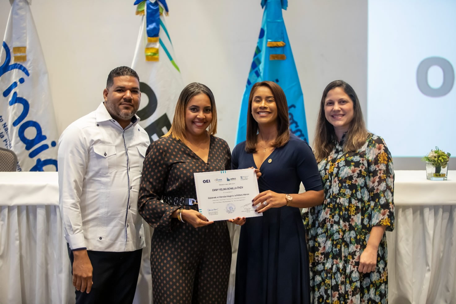 Una de las participantes recibe su certificado