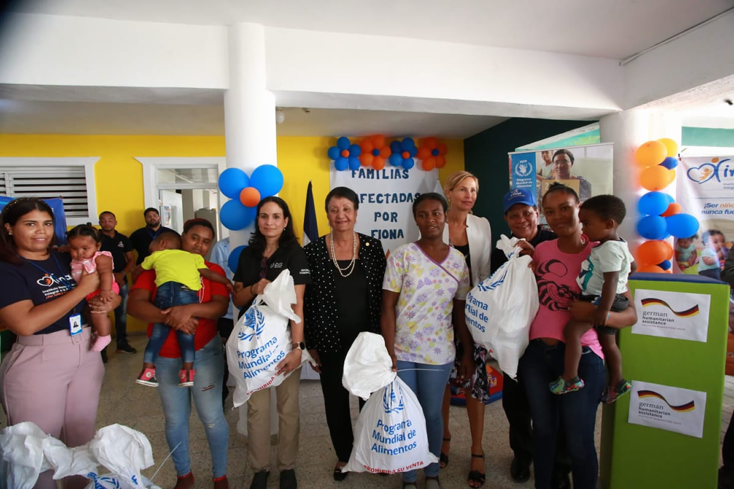Besaida Santana entrega kits de alimentos a familias afectadas por Fiona