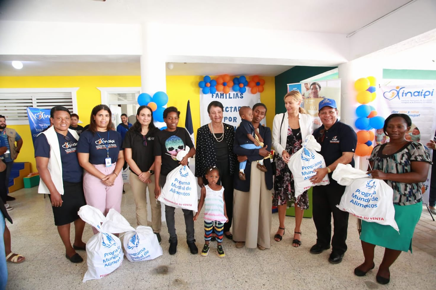 Besaida Santana, Directora del Inaipi junto al Programa Mundial de alimentos entregan canastas