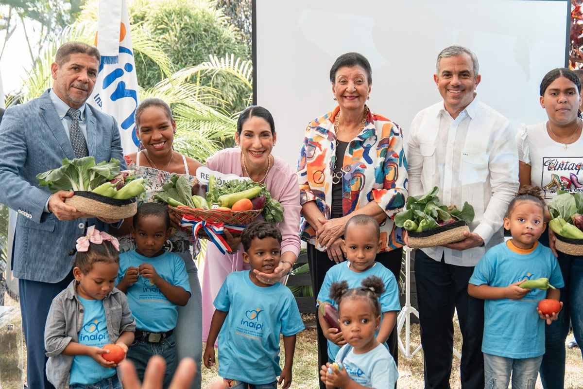 La primera dama Raquel Arbaje; el ministro de Agricultura, Limber Cruz y Besaida Manola Santana de Báez, directora ejecutiva del Inaipi, encabezan acto lanzamiento del proyecto Huertos Infantiles