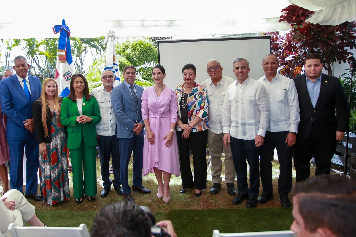 La primera dama Raquel Arbaje; el ministro de Agricultura, Limber Cruz y Besaida Manola Santana de Báez, directora ejecutiva del Inaipi, encabezan acto lanzamiento del proyecto Huertos Infantiles