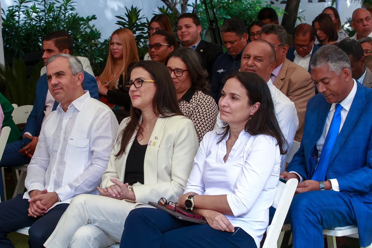 Personalidades que asistieron al acto 