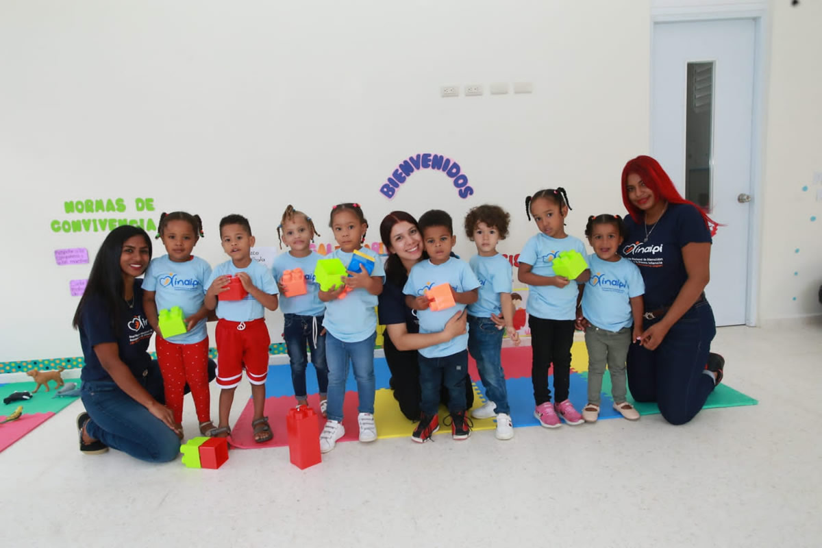 Colaboradoras del Centro junto a los niños del Aula