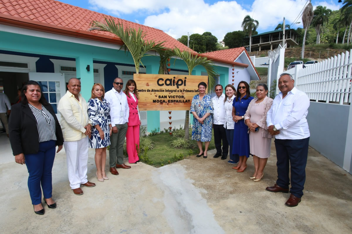 La directora ejecutiva del Inaipi, Besaida Manola Santana de Báez, junto a autoridades provinciales y municipales, en el acto de apertura del nuevo centro