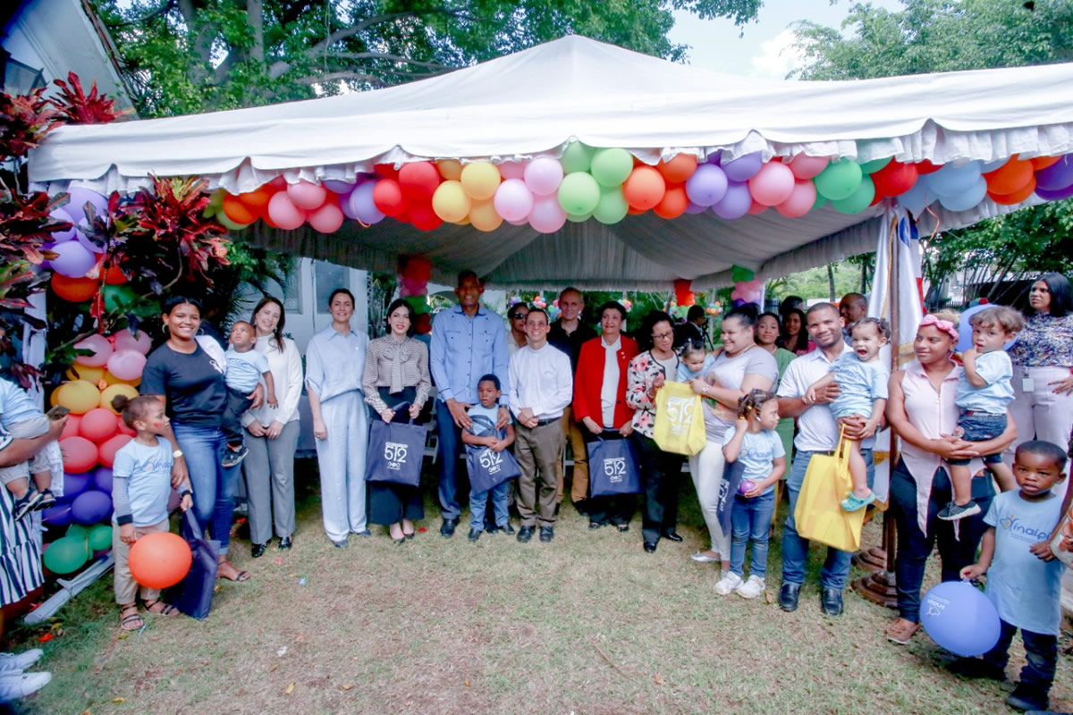 Besaida Manola Santana de Báez, directora ejecutiva  junto a los colaboradores en la actividad
